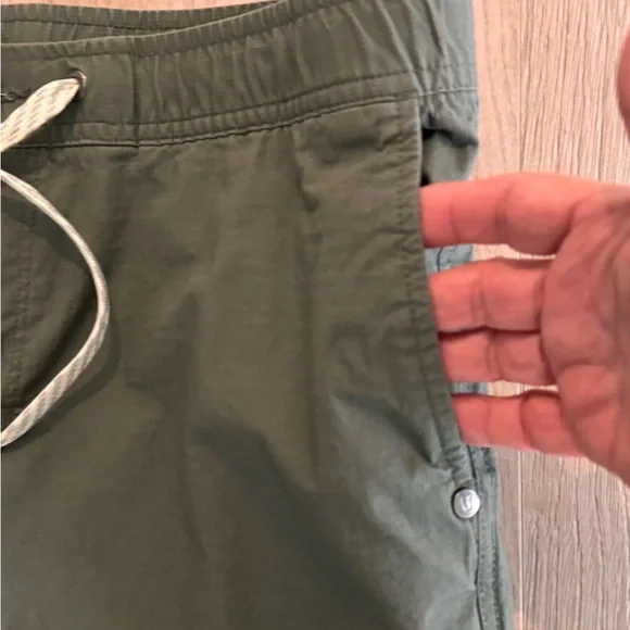 VUORI Women's Ripstop Wide Leg Cropped Pants Army Green Size Large EUC VW416 - Picture 9 of 12